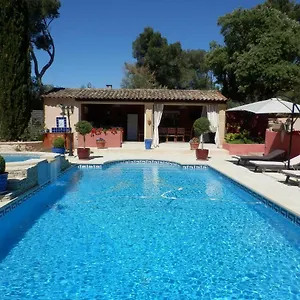 Mas Les Vieux Chenes Bed & Breakfast